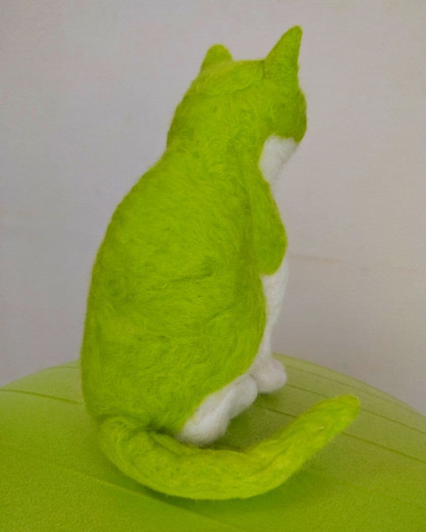 羊毛フェルト作品「緑色の猫」(グリーン・キャッツ)