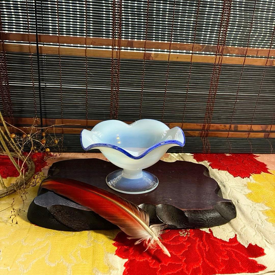 骨董　時代ガラス　希少　乳白色暈し　花型フリル　青色リップ　氷コップ　かき氷鉢