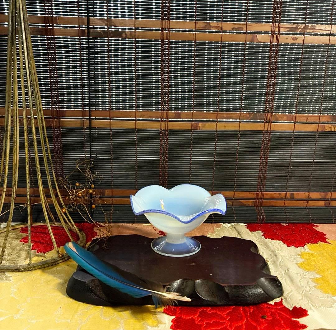 骨董　時代ガラス　希少　乳白色暈し　花型フリル　青色リップ　氷コップ　かき氷鉢