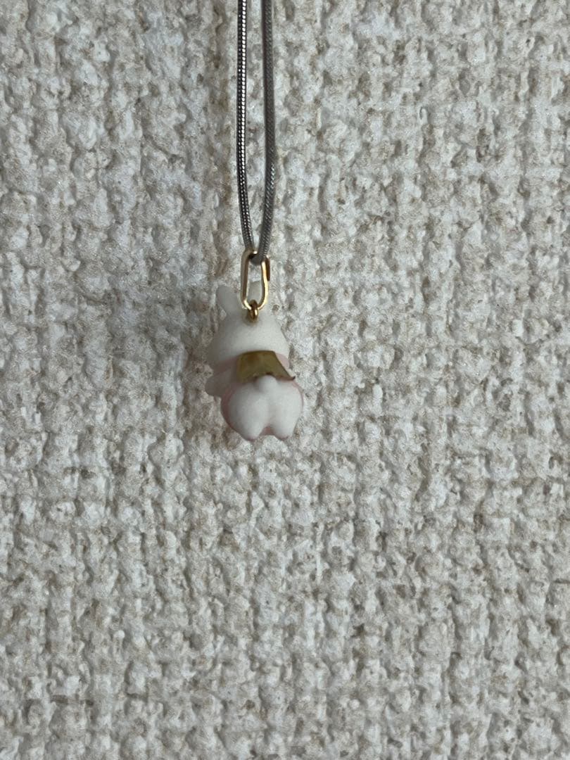空飛ぶウサギのネックレス
