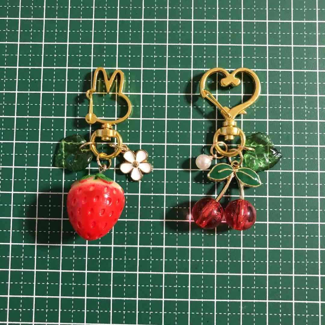 2つセット　苺　ウサギ　さくらんぼ　キーホルダー　キーリング   立体的　3D
