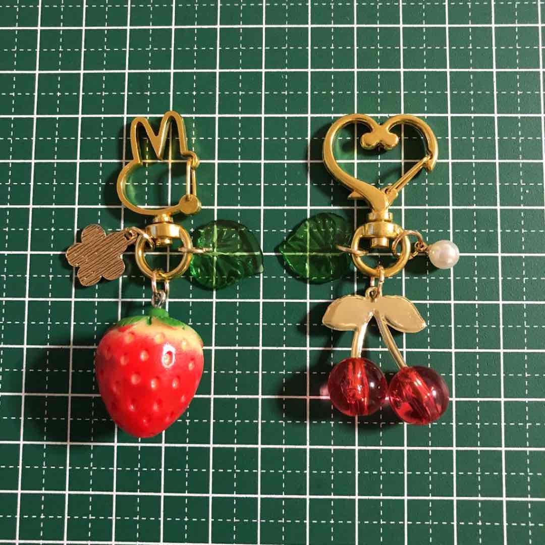 2つセット　苺　ウサギ　さくらんぼ　キーホルダー　キーリング   立体的　3D