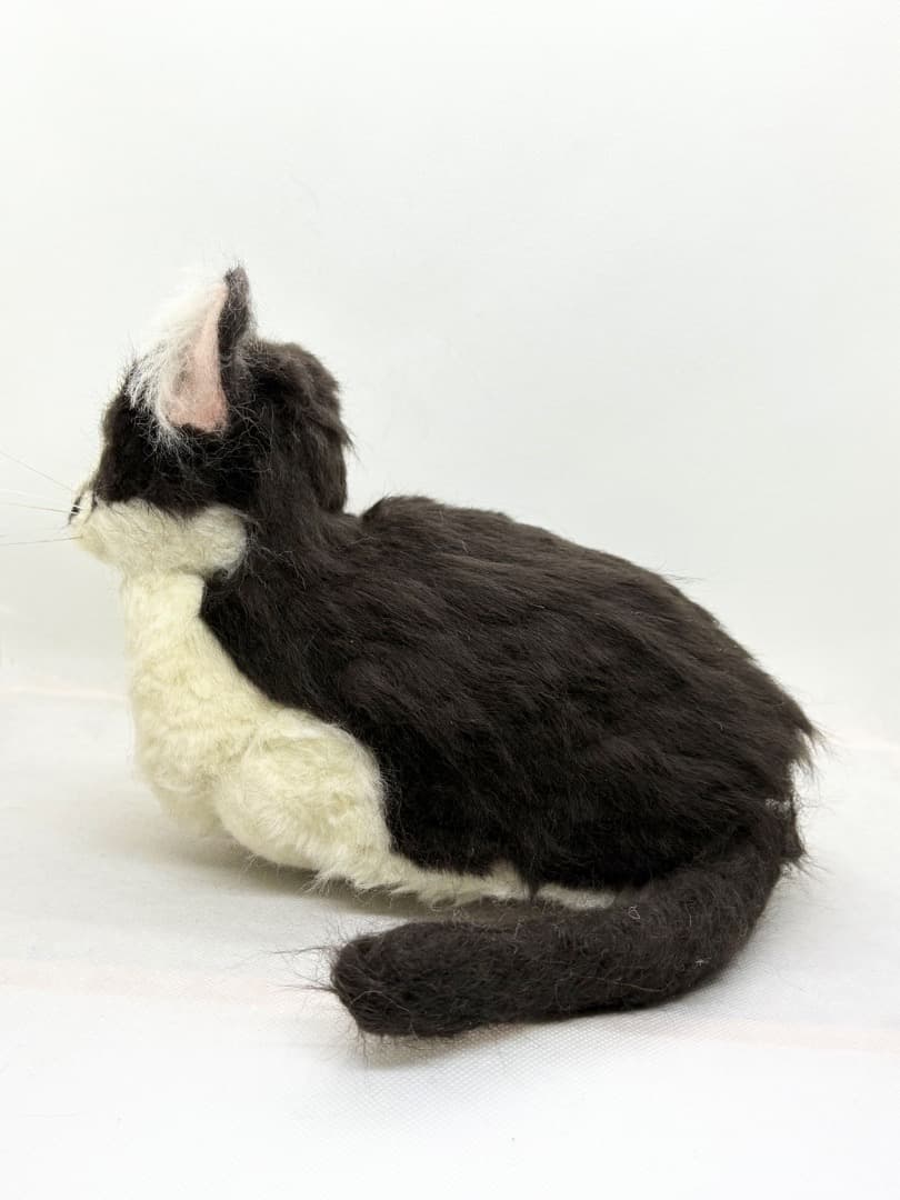A猫 羊毛フェルトおててないないした黒白猫【ハンドメイド 猫