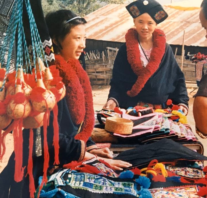 タイ山岳民族　貴重　タイ最北部ヤオ（ミャオ）族の美しい幾何学模様の刺繍分厚い古布