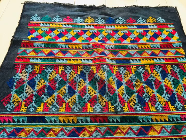タイ山岳民族　貴重　タイ最北部ヤオ（ミャオ）族の美しい幾何学模様の刺繍分厚い古布